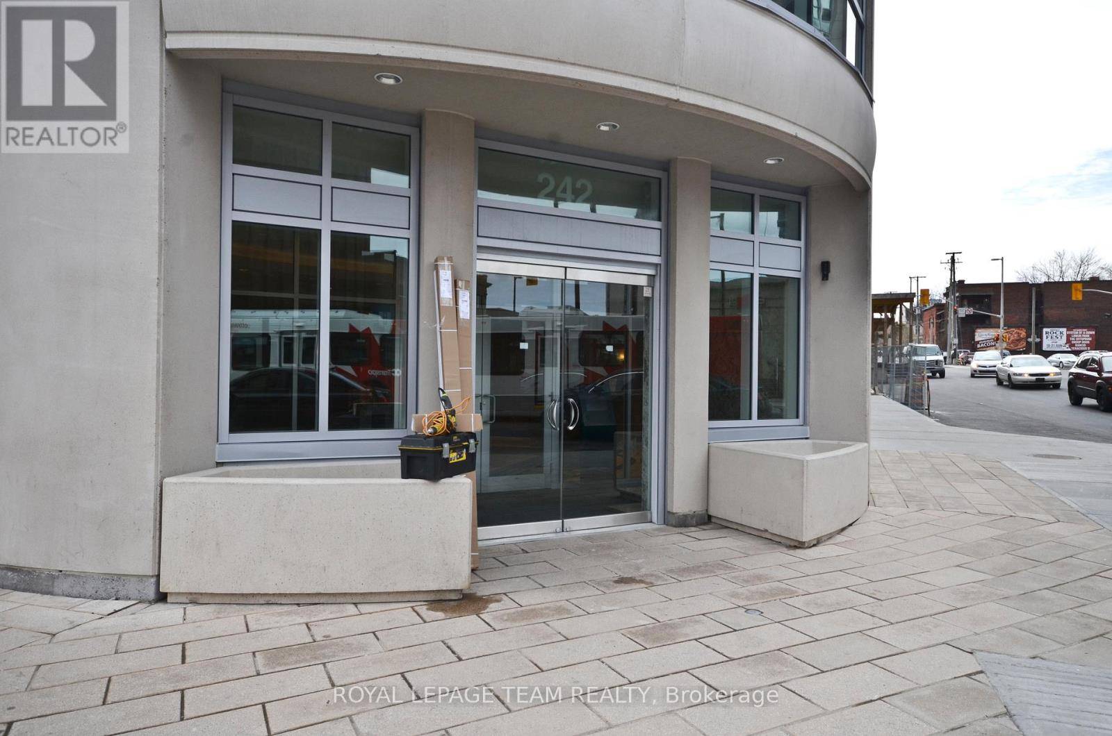 Ottawa, ON K1N0B7,242 RIDEAU ST #404