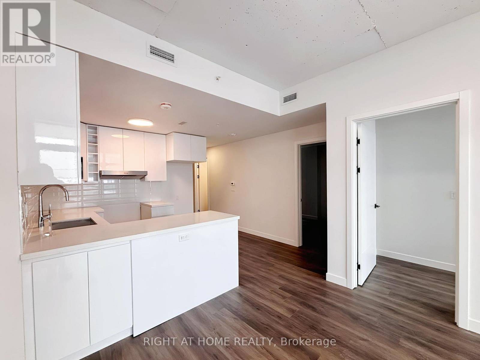 Ottawa, ON K2A1Y8,399 Winston AVE #305