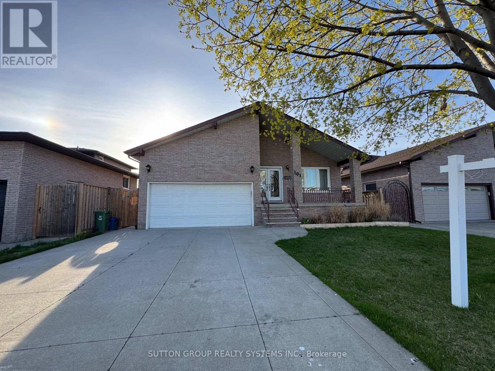 Hamilton (stoney Creek), ON L8E4M3,101 HENLEY DRIVE