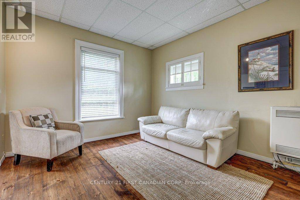 London East (east K), ON N6B2N1,193 Waterloo ST #3