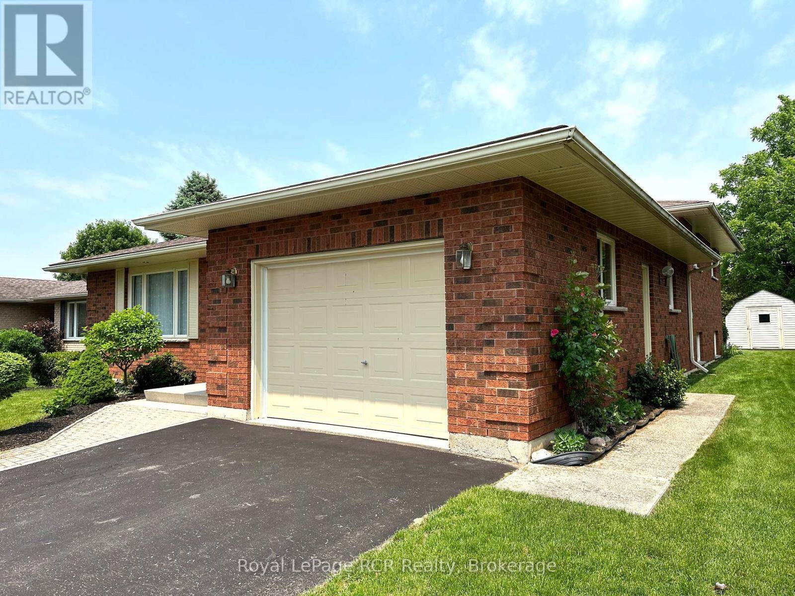 Hanover, ON N4N3S2,218 4TH STREET CRESCENT