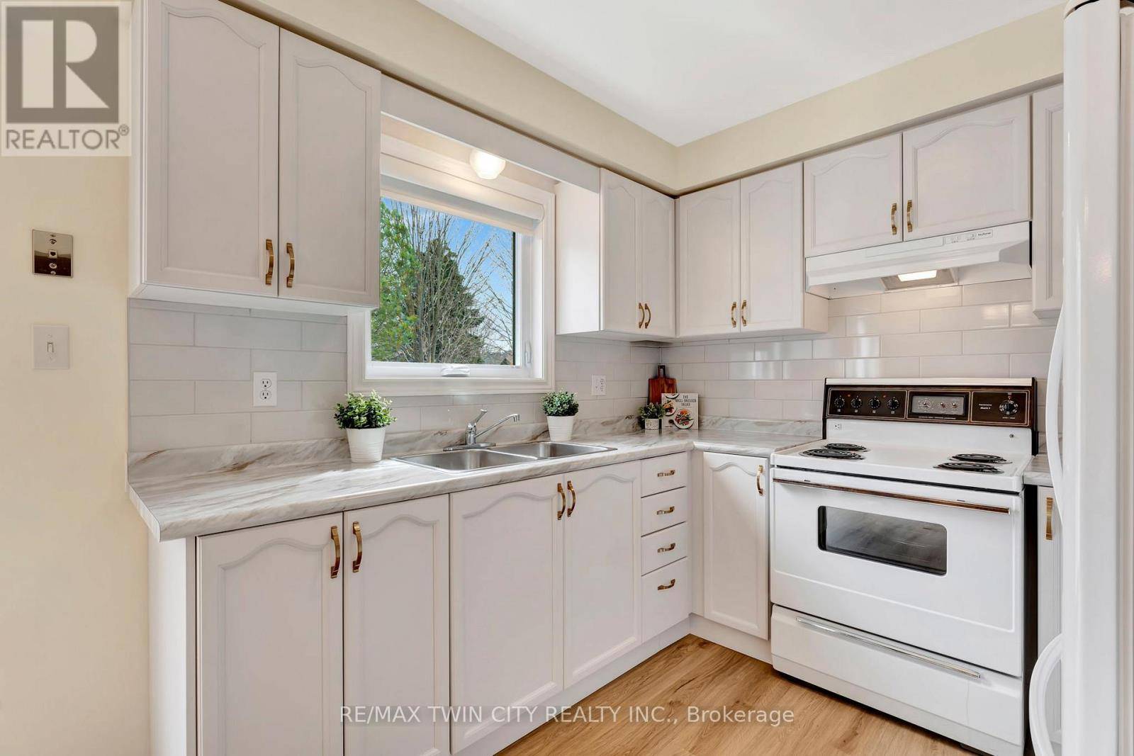 North Dumfries, ON N0B1E0,14 BROOM STREET