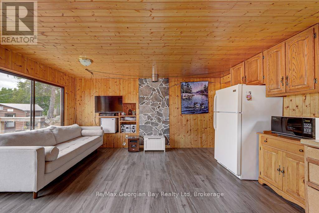 Muskoka Lakes (wood (muskoka Lakes)), ON L0K1E0,15SR405 SEVERN RIVER SHORE