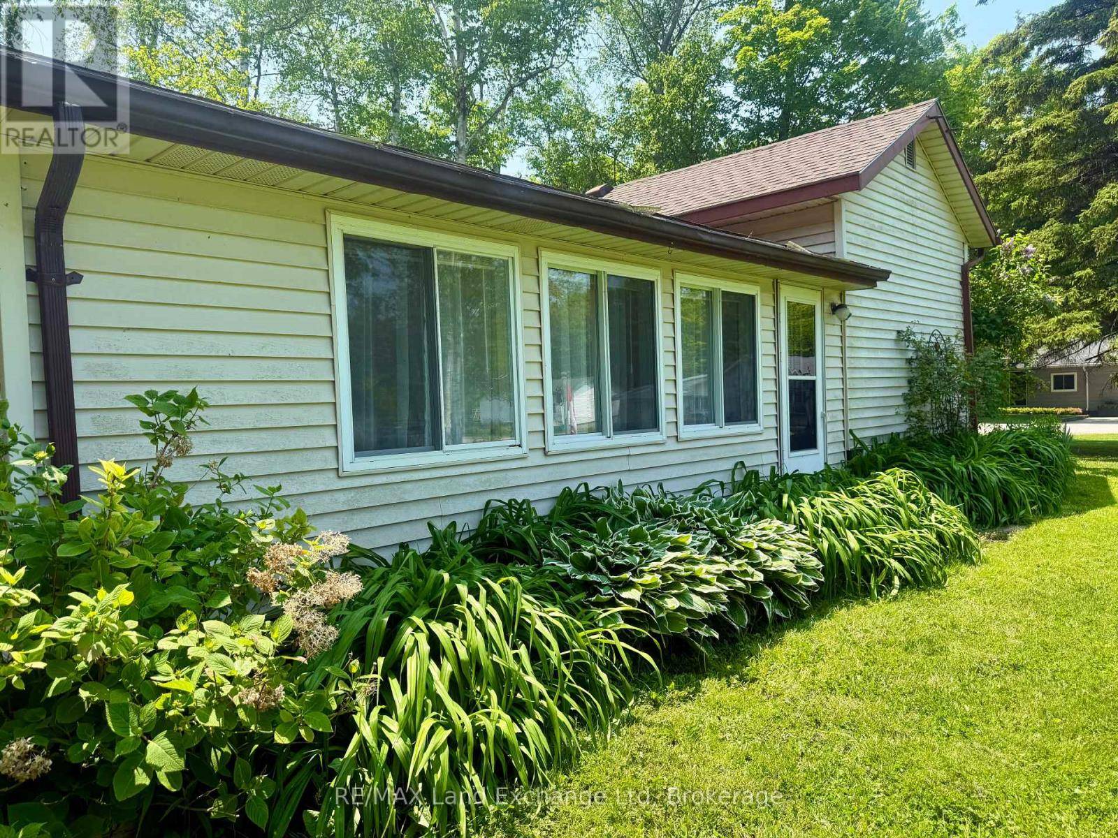 Ashfield-colborne-wawanosh (colborne), ON N7A3Y3,82096 ELM STREET
