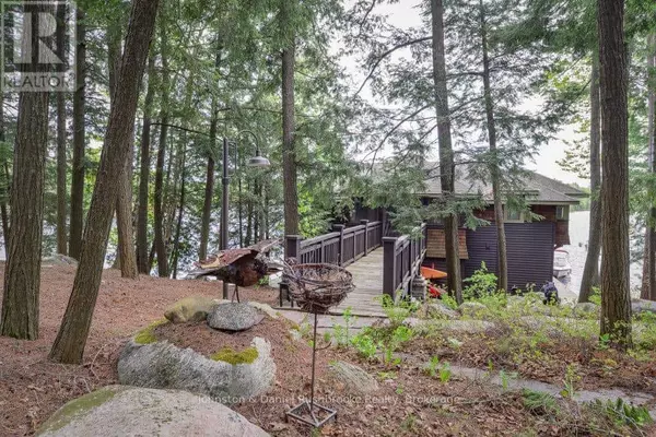 Muskoka Lakes (wood (muskoka Lakes)), ON P0B1E0,0 MOSSY ROCK
