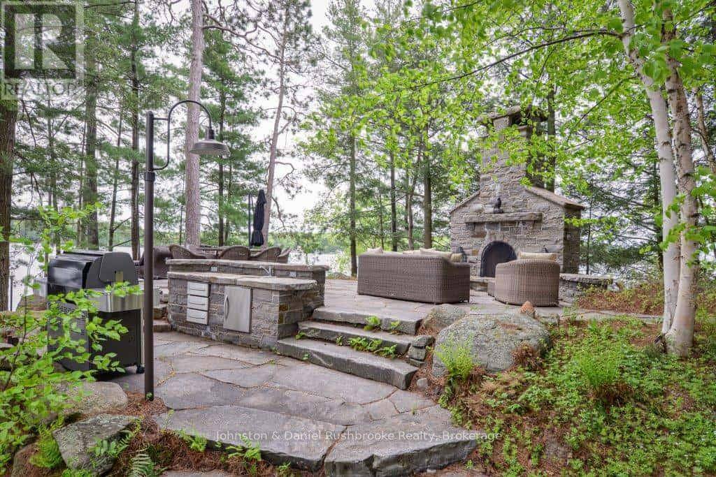 Muskoka Lakes (wood (muskoka Lakes)), ON P0B1E0,0 MOSSY ROCK