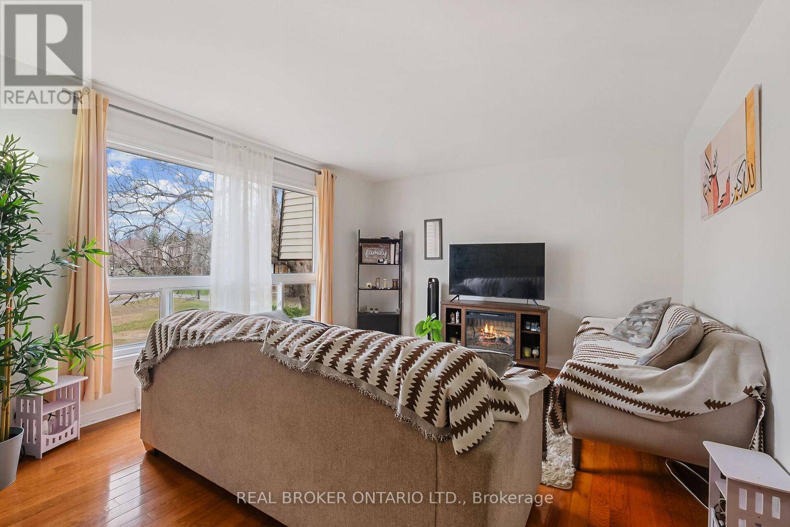 Ottawa, ON K1G4C3,61 PIXLEY PRIVATE