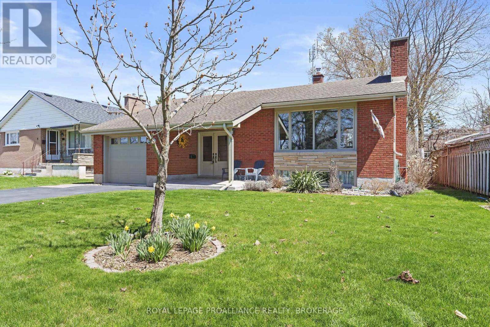 Kingston (central City West), ON K7M1X7,37 ROBERT WALLACE DRIVE