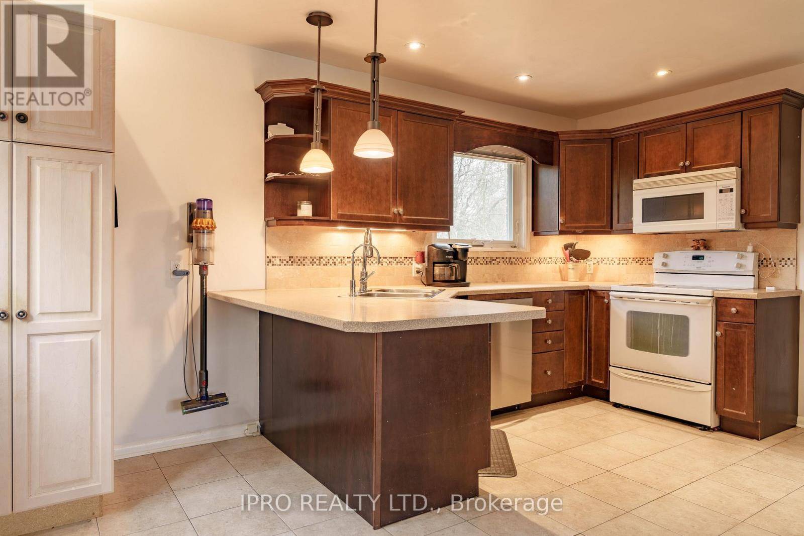 St. Catharines (carlton/bunting), ON L2M3Z4,424 BUNTING ROAD W