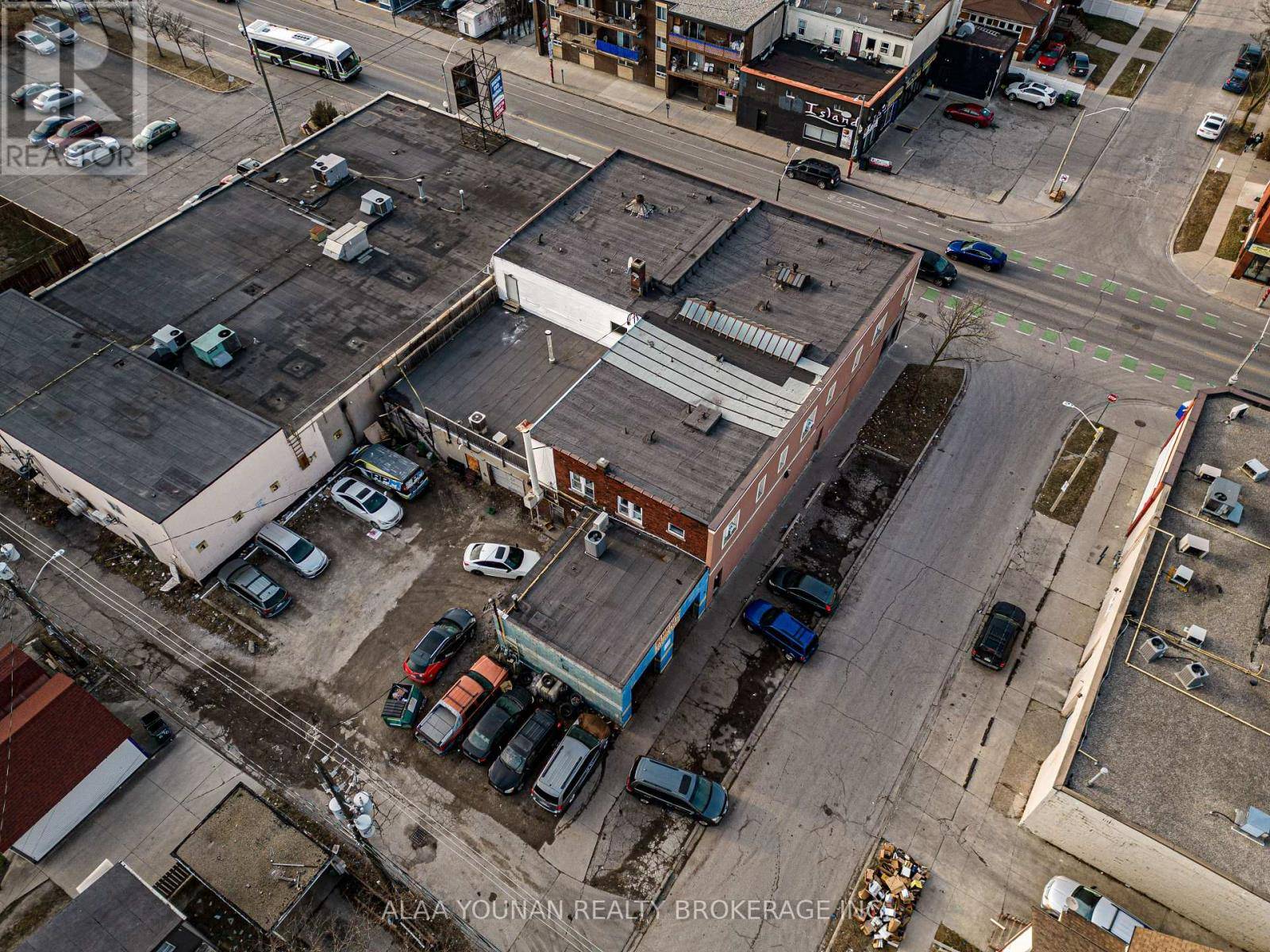 Windsor, ON N9A3J3,679 WYANDOTTE STREET E