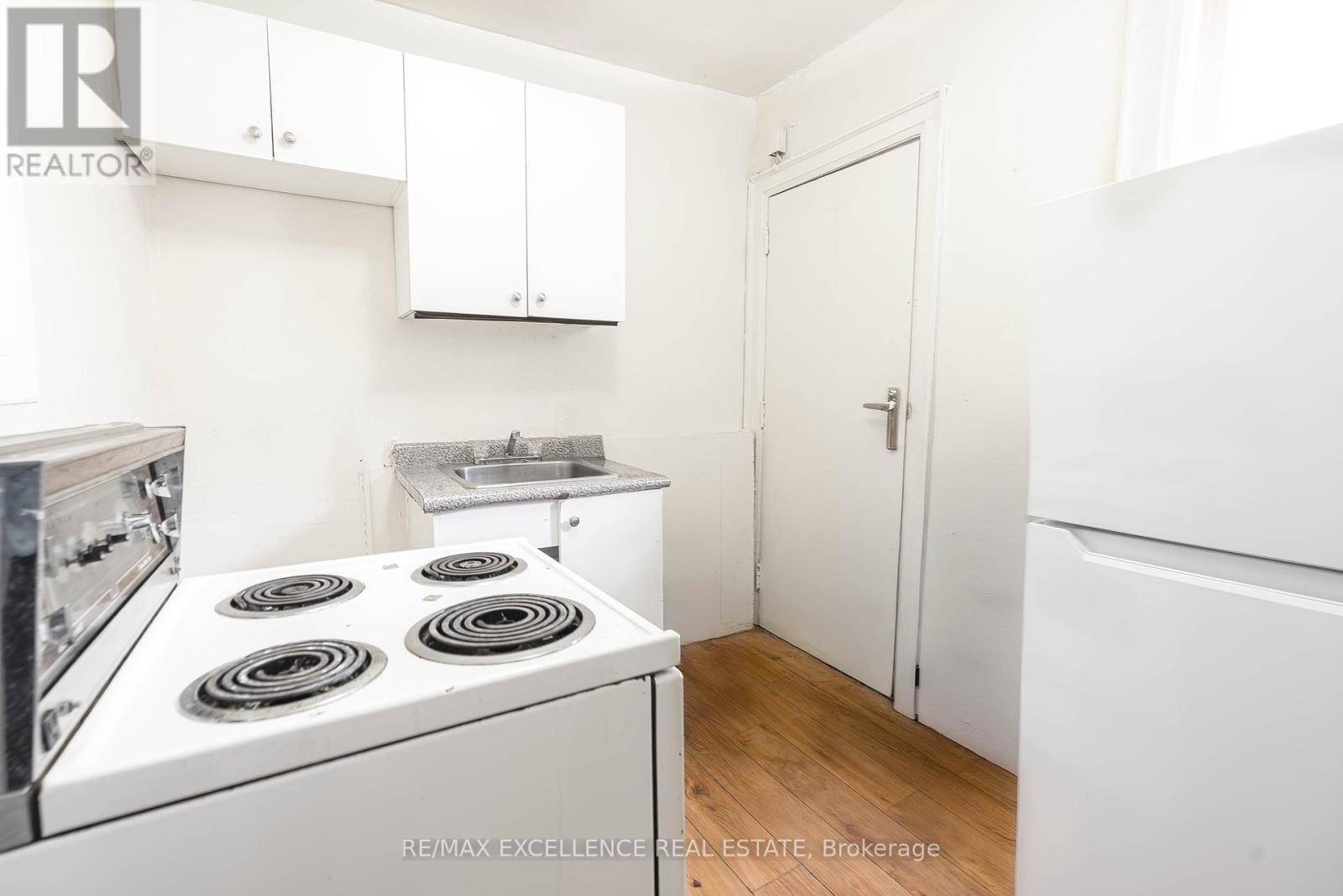 Hamilton (stipley), ON L8L6M4,4 ROSEMONT AVENUE