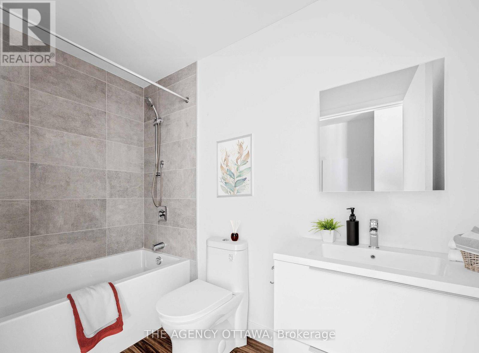 Ottawa, ON K1Z0E5,1366 Carling AVE #204