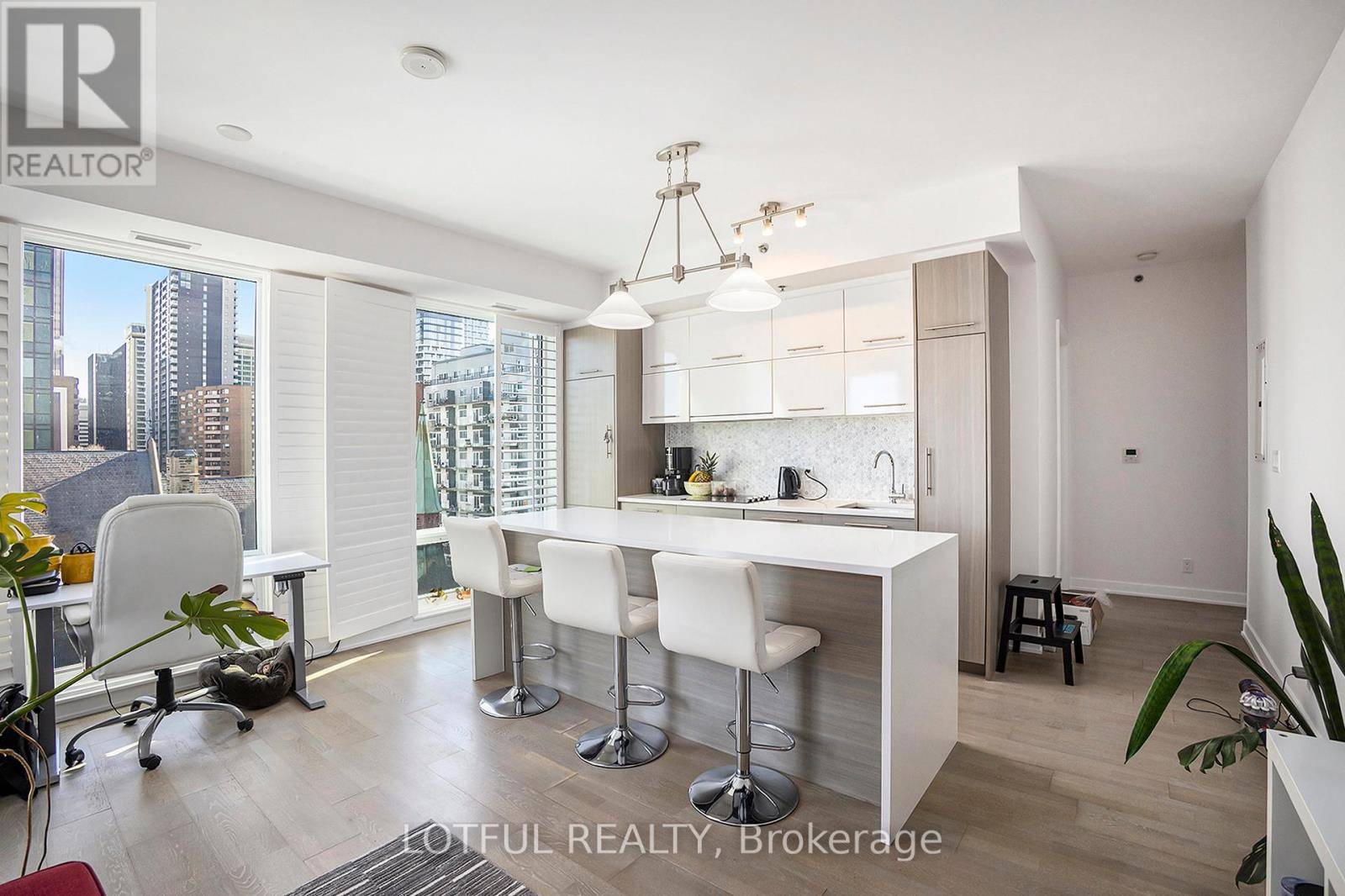 Ottawa, ON K1R0B3,428 Sparks ST #601