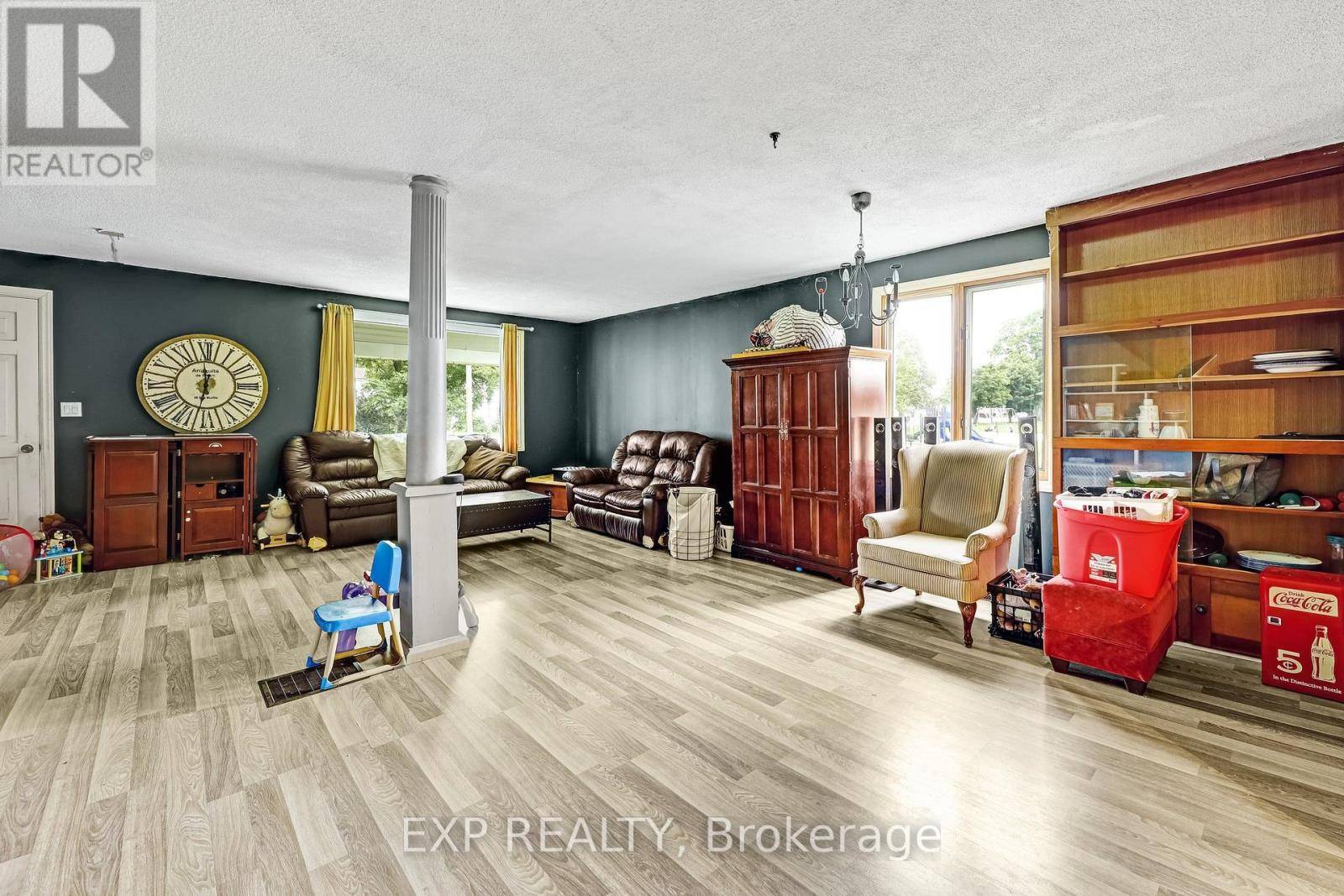 South Huron (stephen), ON N0M1M0,56 VICTORIA AVENUE E