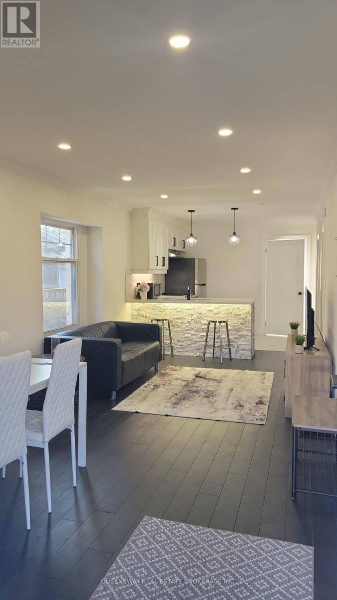 Hamilton (normanhurst), ON L8H5P2,223 TOLTON AVENUE
