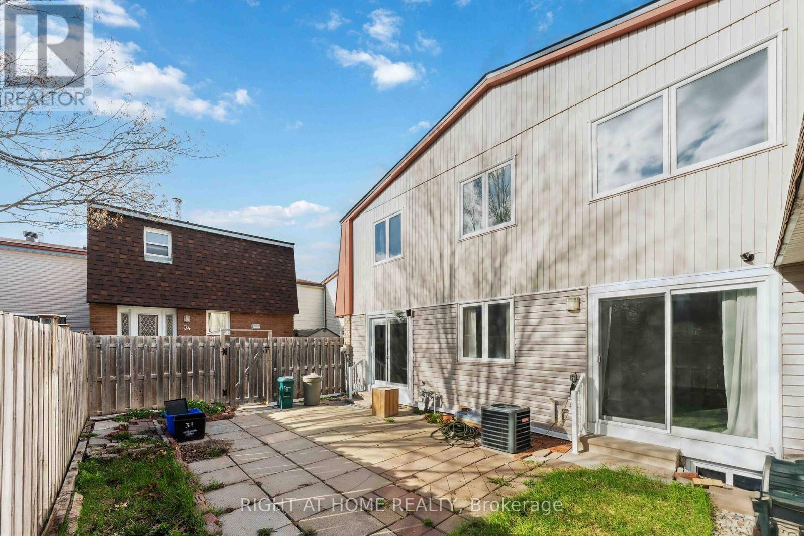 Ottawa, ON K1J7W2,2057 Jasmine CRES #31