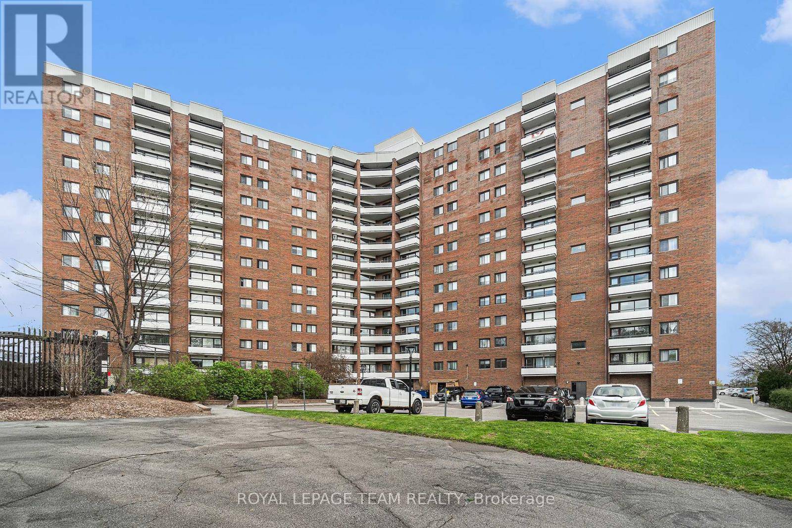 Ottawa, ON K2E6Z7,20 Chesterton DR #706