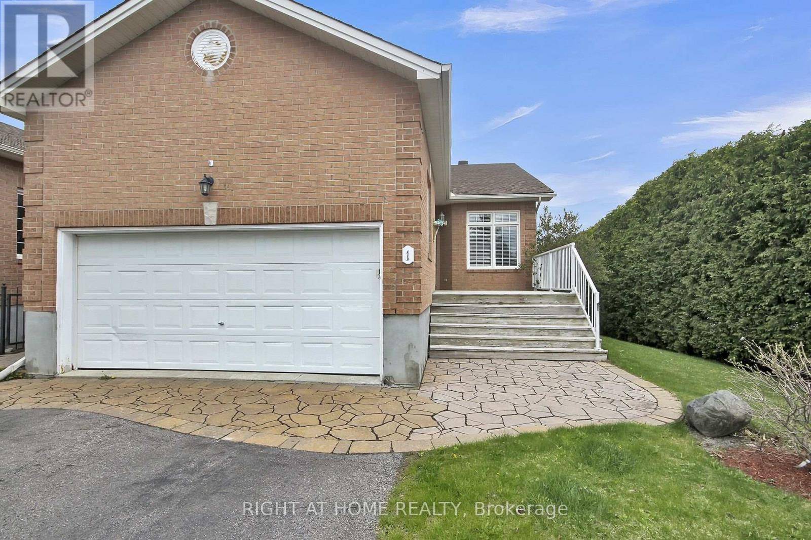 1 EILEEN CRESCENT, Ottawa, ON K2S1M3