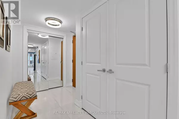 Ottawa, ON K1N0B7,242 Rideau ST #301