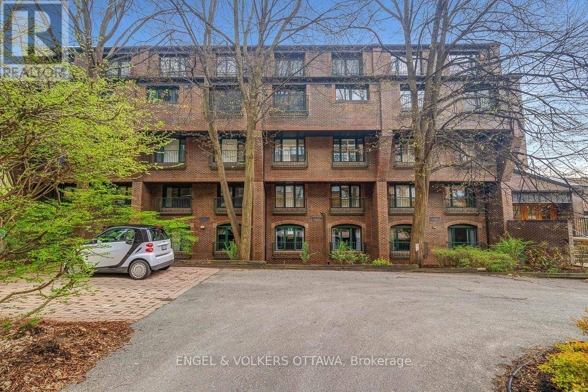 Ottawa, ON K1M1C5,135 Springfield RD #16
