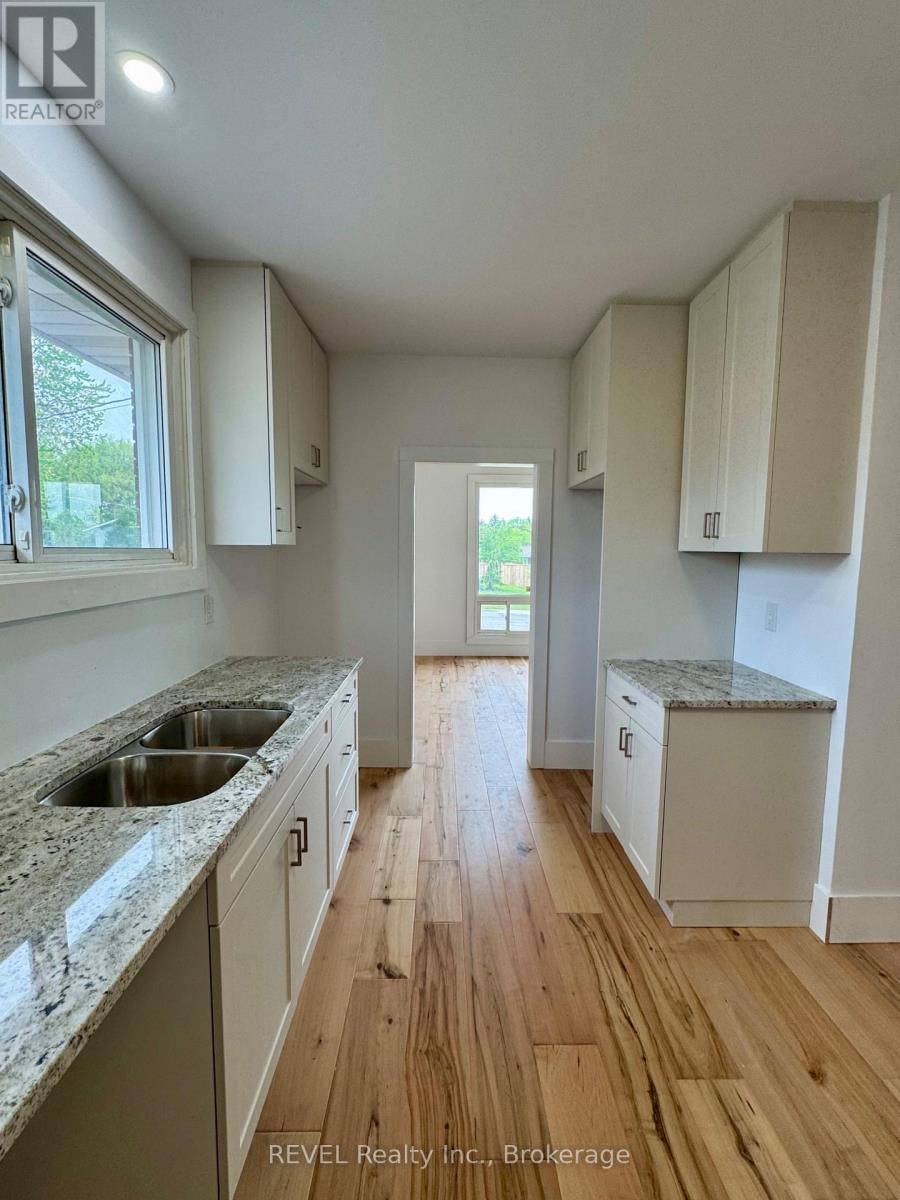 Fort Erie (central), ON L2A2C8,76 LAVINIA STREET