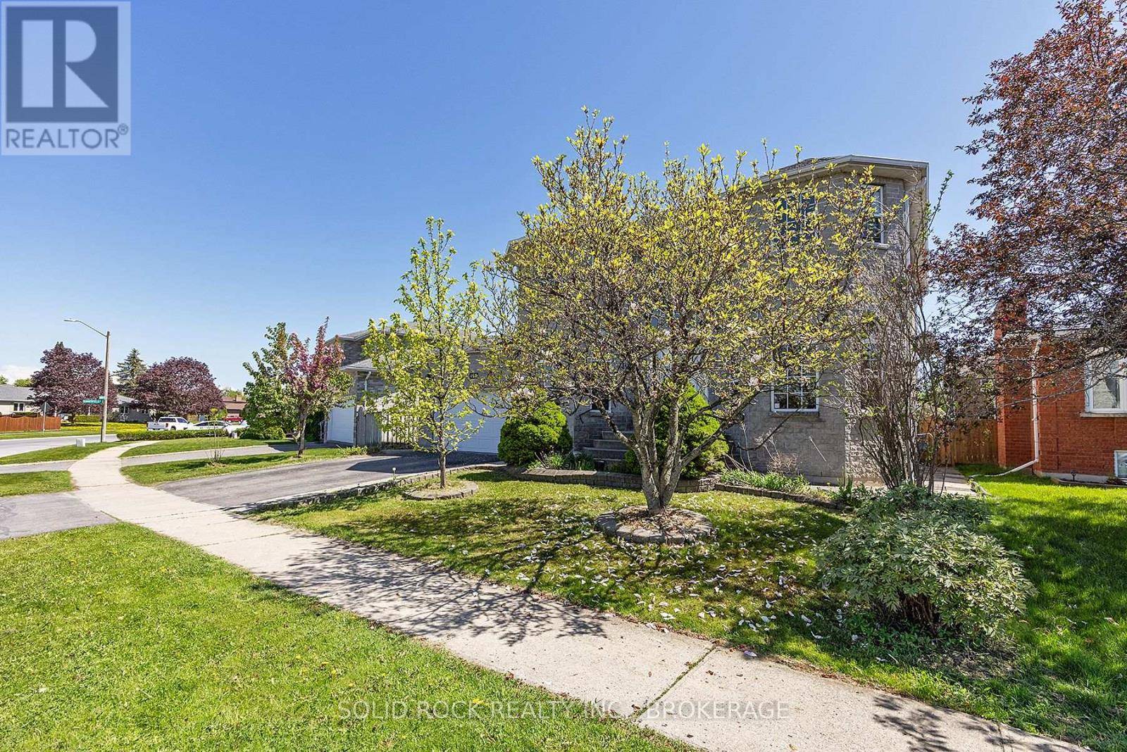 Kingston (east Gardiners Rd), ON K7M7Z9,425 KINGSDALE AVENUE