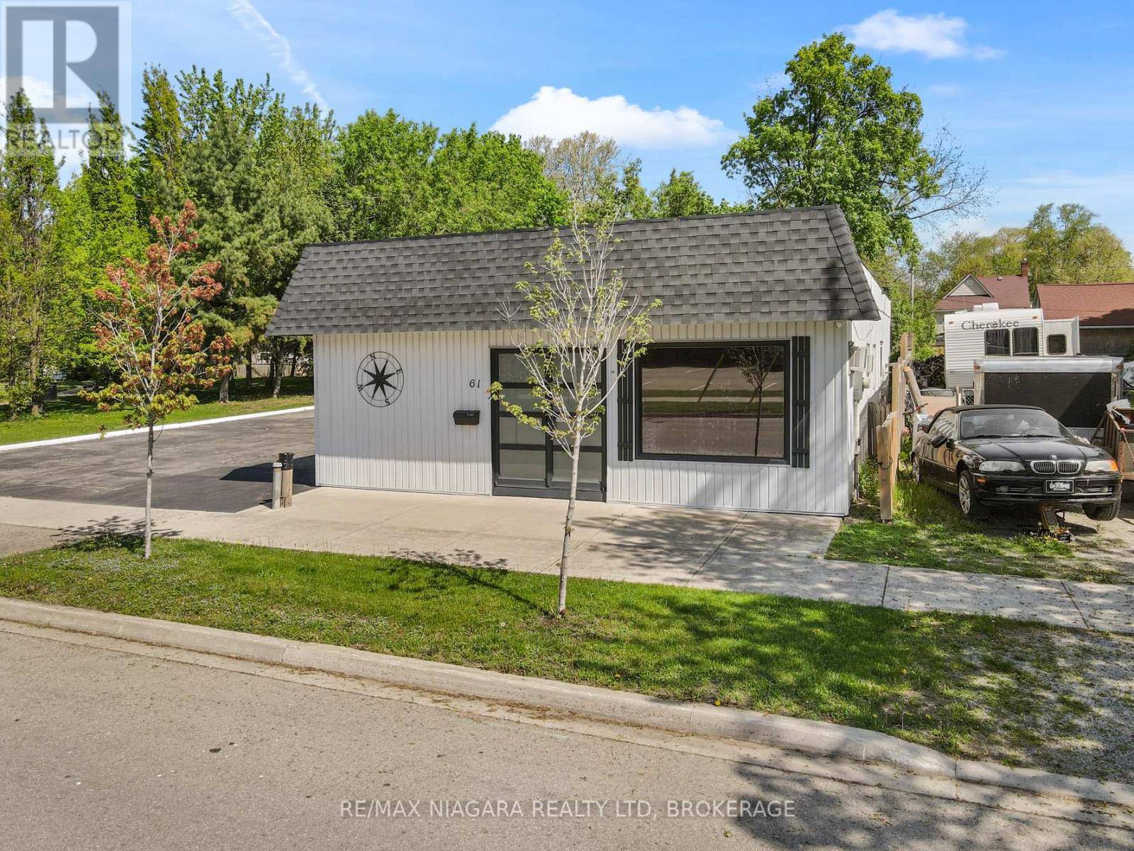 Fort Erie (central), ON L2A1T7,61 QUEEN STREET