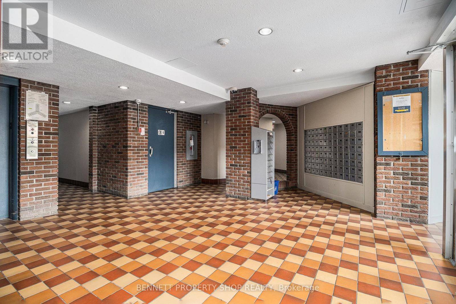 Ottawa, ON K1J7V7,2041 Arrowsmith DR #206