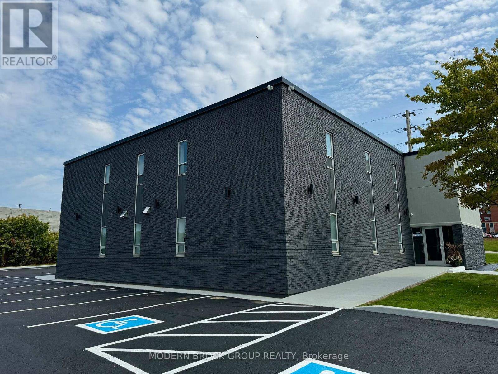 Brockville, ON K6V5Y2,135 Ormond ST #201