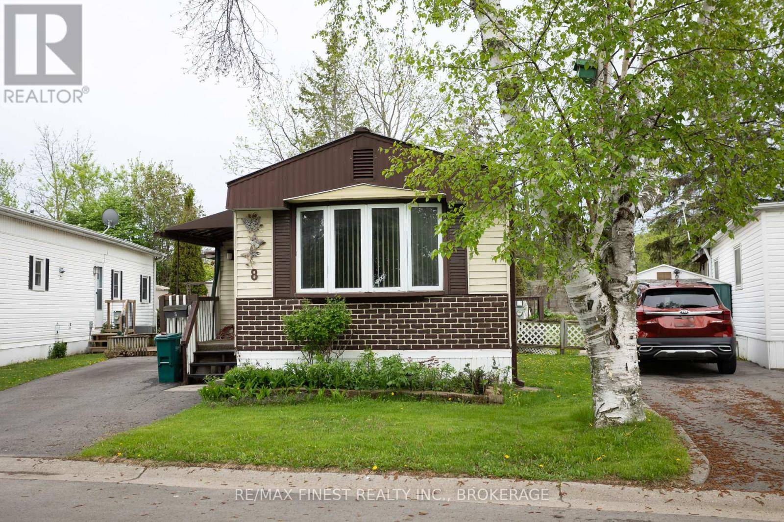 Kingston (rideau), ON K7K6A5,8 ABBEY GLEN DRIVE