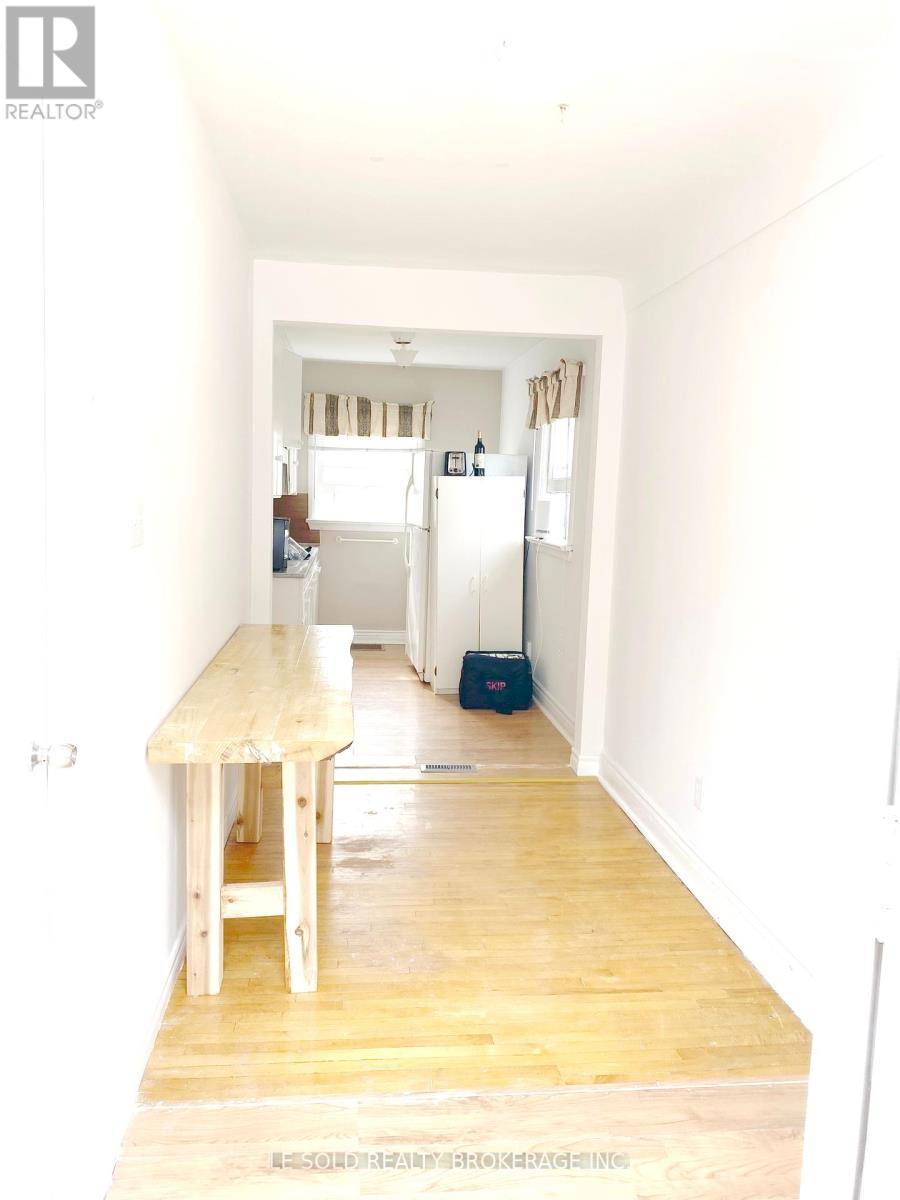 Hamilton (ainslie Wood), ON L8S3A2,112 Leland ST #Upper RM1