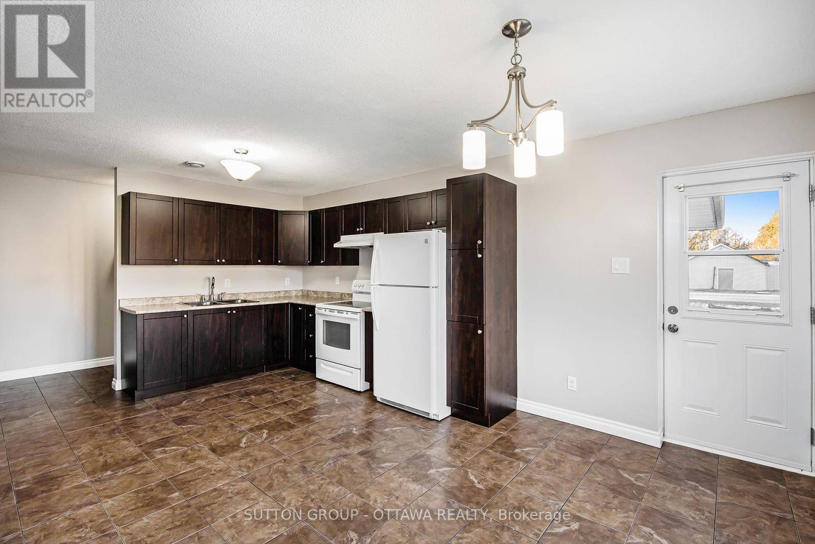 Ottawa, ON K0A3E0,2461 DUNNING RD #2