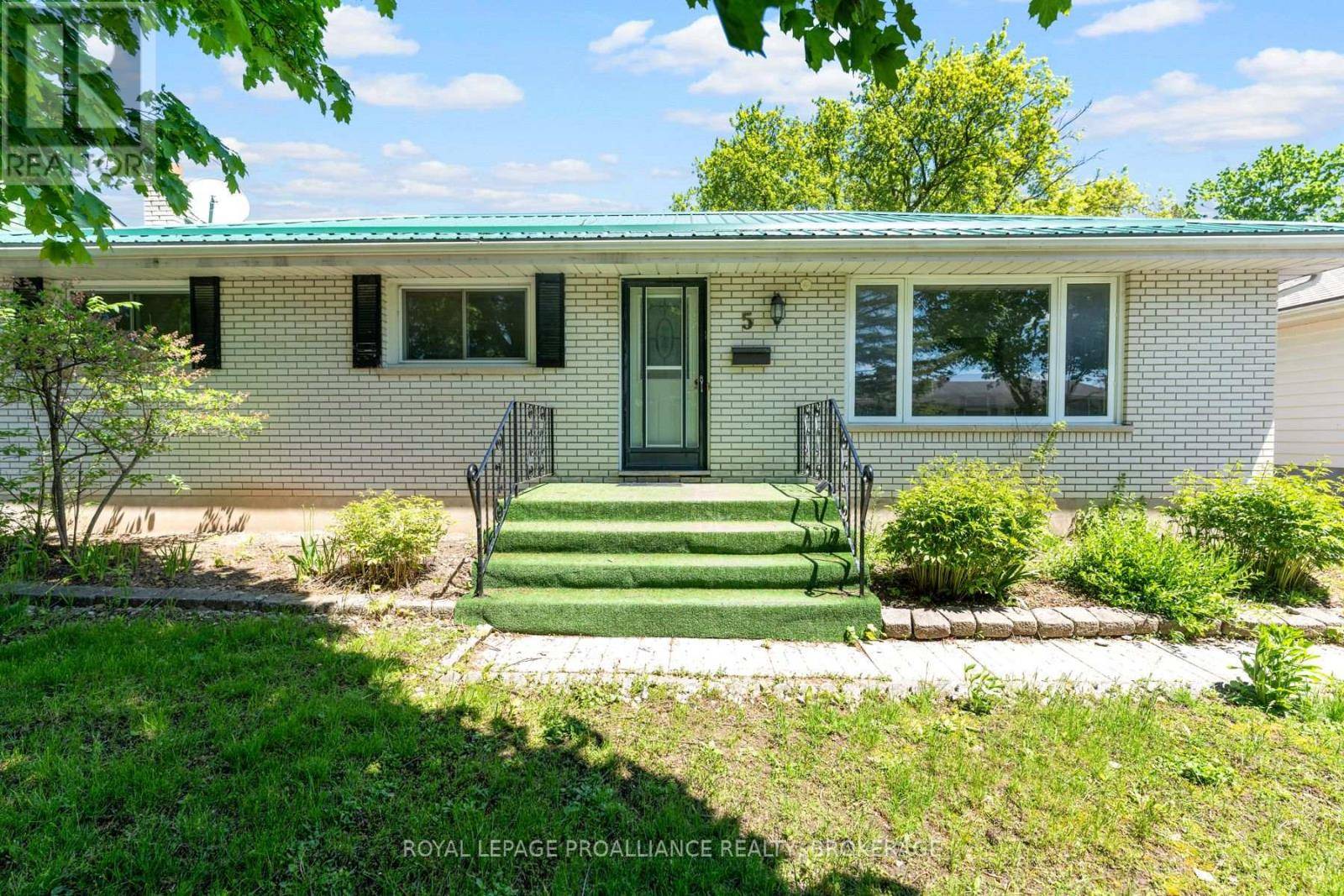 Quinte West (trenton Ward), ON K8V2V9,5 ARMOUR CRESCENT