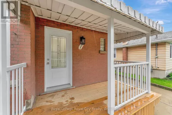 Hamilton (burkholme), ON L8V3H1,379 EAST 27TH STREET