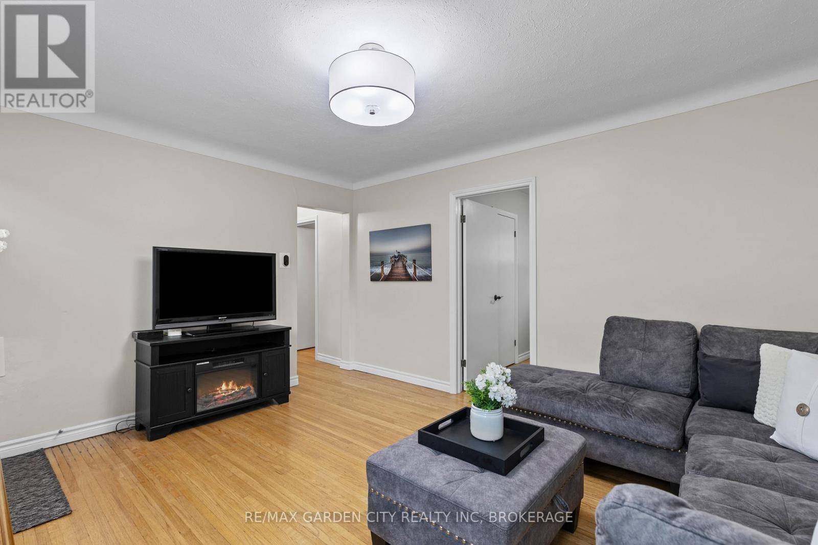 St. Catharines (secord Woods), ON L2P1L2,19 OAKWOOD AVENUE