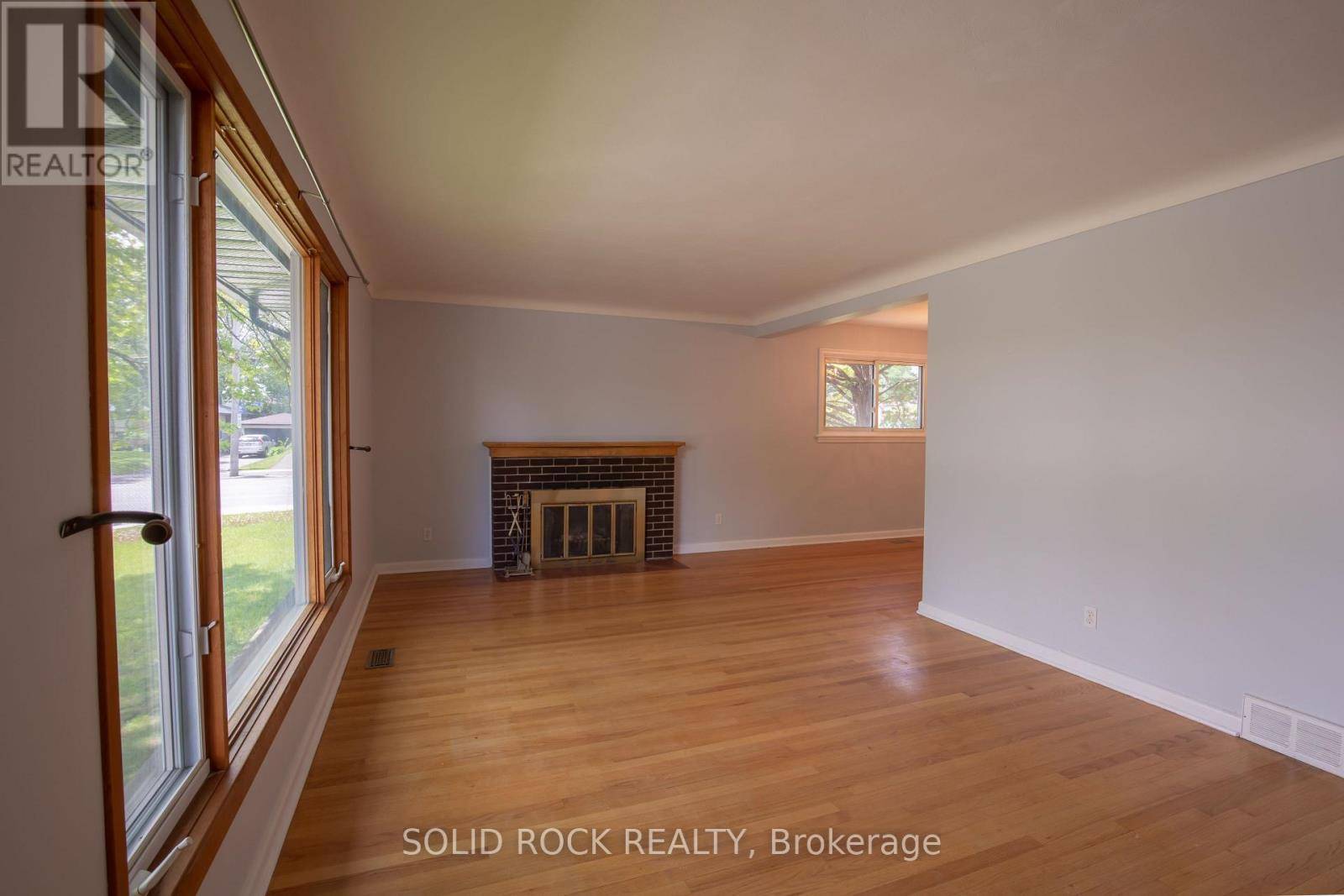 Ottawa, ON K2B7V2,2763 Kelly AVE South #Unit 1