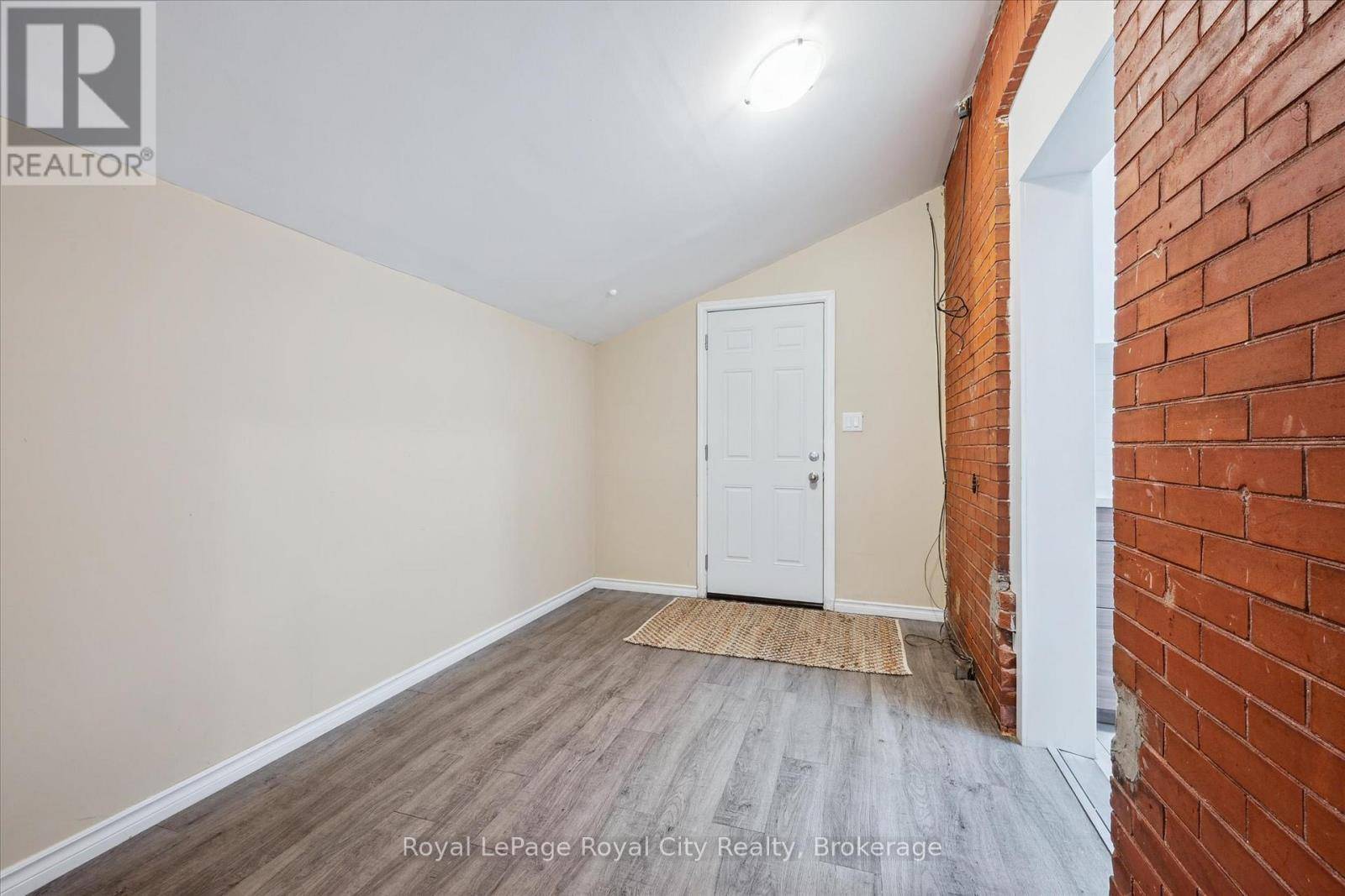 Guelph (downtown), ON N1H5R6,169 EDINBURGH ROAD N