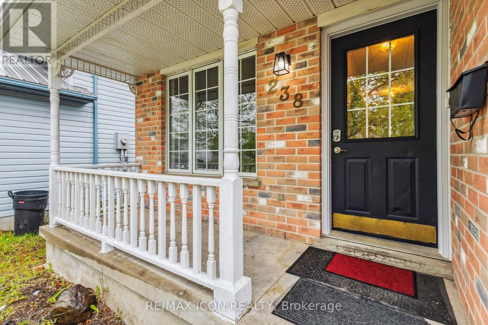 London East (east D), ON N5V4Y9,238 FLEMING DRIVE