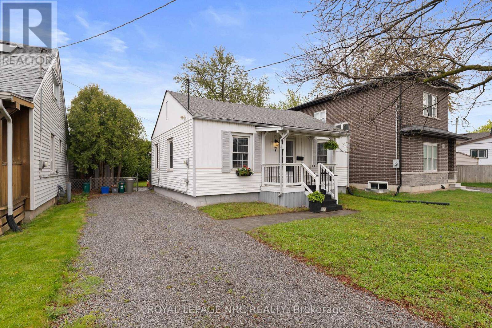 St. Catharines (e. Chester), ON L2R2R5,7 LANCASTER AVENUE