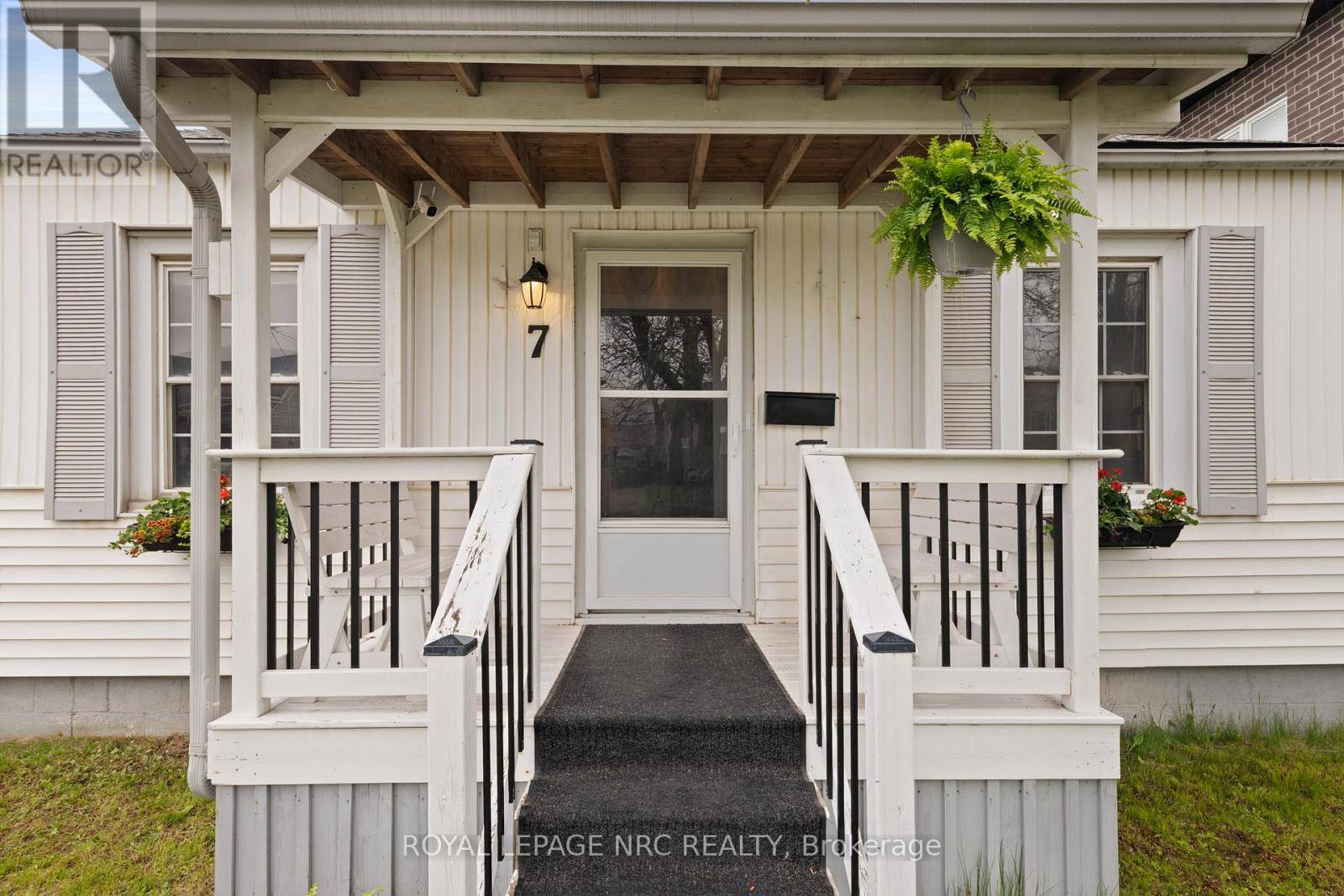 St. Catharines (e. Chester), ON L2R2R5,7 LANCASTER AVENUE