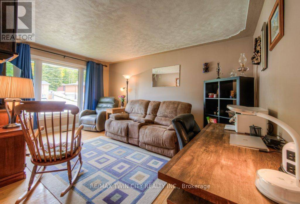 Cambridge, ON N3C2T6,18 RENWICK AVENUE