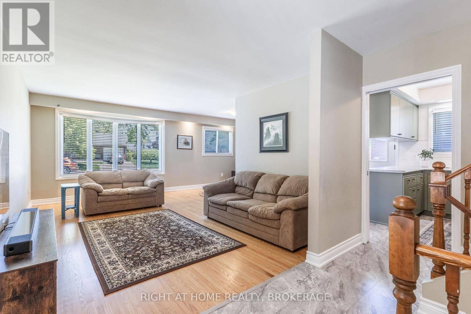 Hamilton (huntington), ON L8T2P3,26 NOVA DRIVE