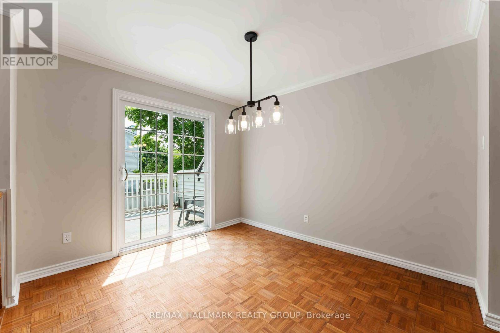 Ottawa, ON K1T3N2,4 CASTLEGREEN PRIVATE