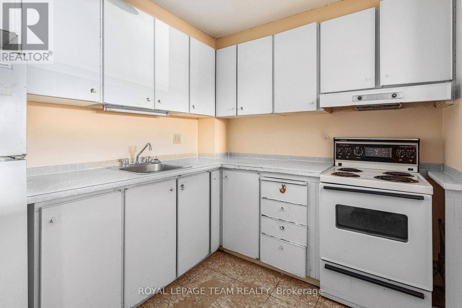 Ottawa, ON K2B6J6,3100 Carling AVE #208