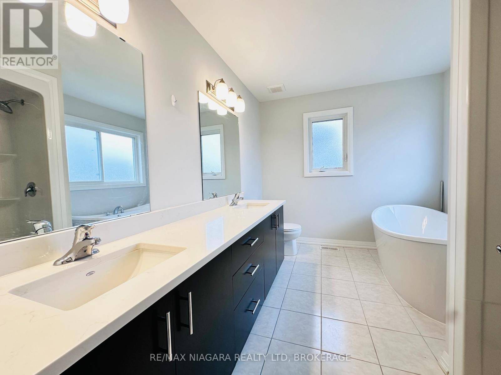 Thorold (confederation Heights), ON L2V4Y6,72 BUR OAK DRIVE
