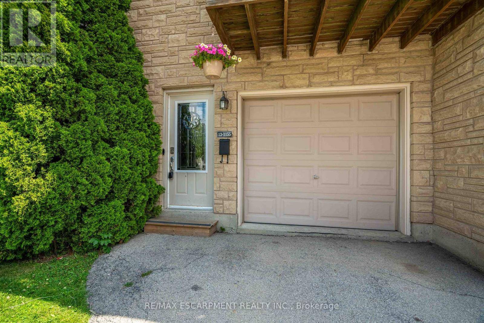 Hamilton (stoney Creek), ON L8J2N1,1155 Paramount DR #13