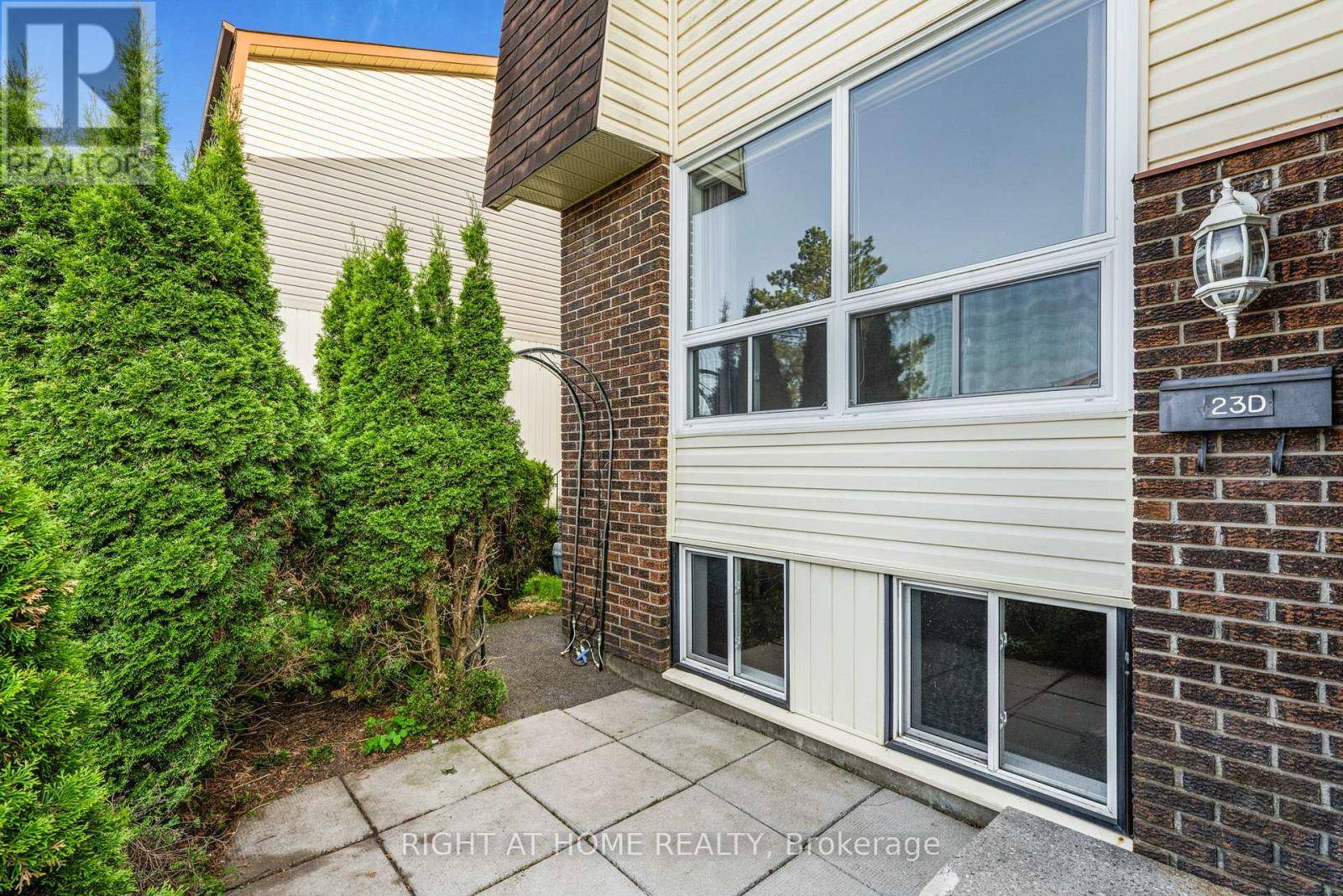 Ottawa, ON K2H8Y1,23D FORESTER CRESCENT