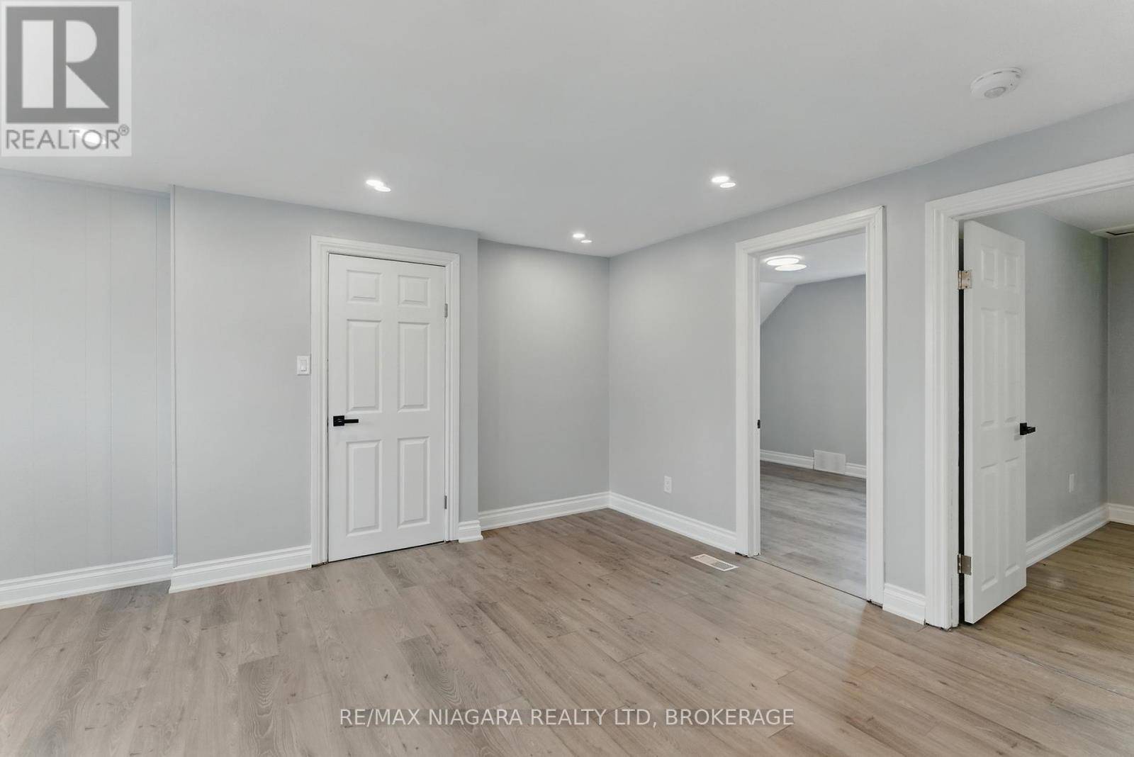 Welland (lincoln/crowland), ON L3B1N8,290 Scholfield AVE South #Upper