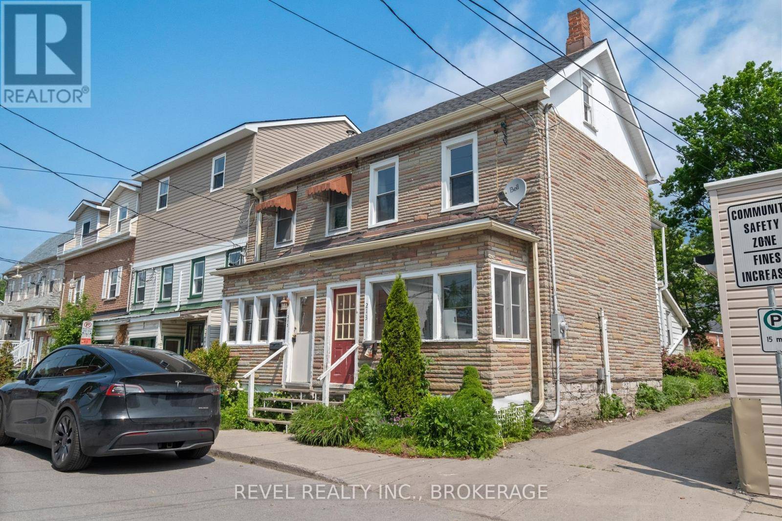 Kingston (central City East), ON K7L2H6,215 EARL STREET