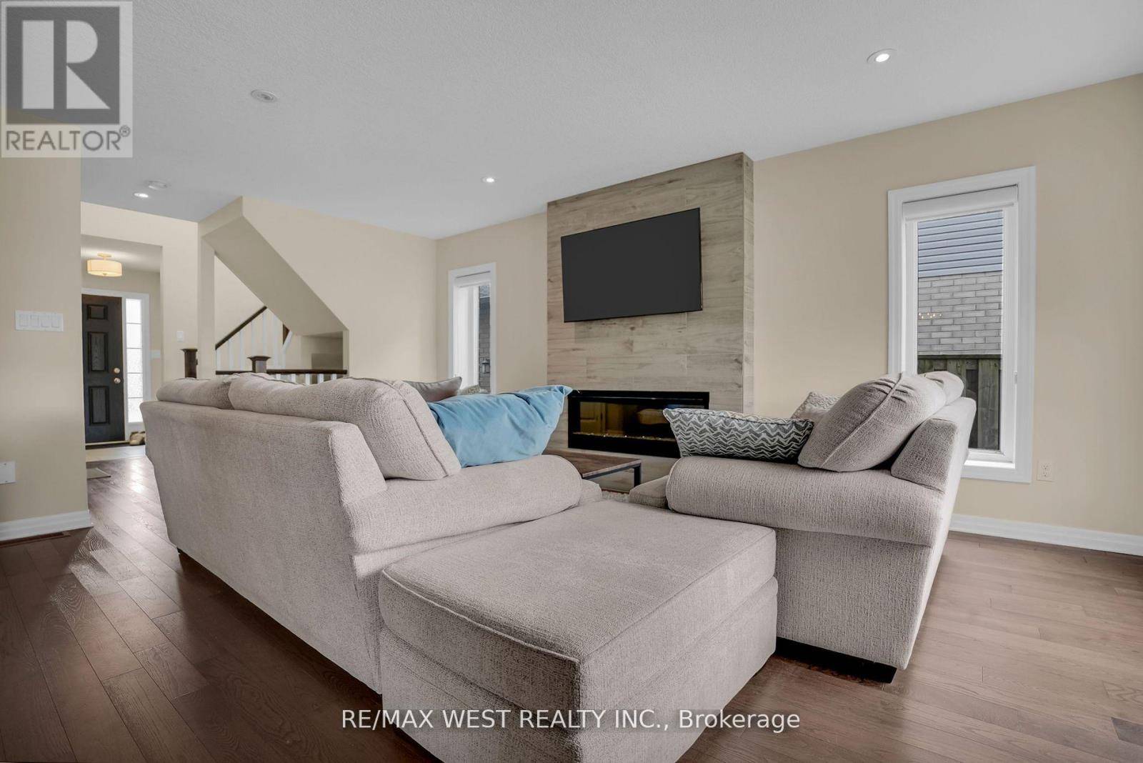 St. Thomas, ON N5R5M9,9 NOBLE LANE
